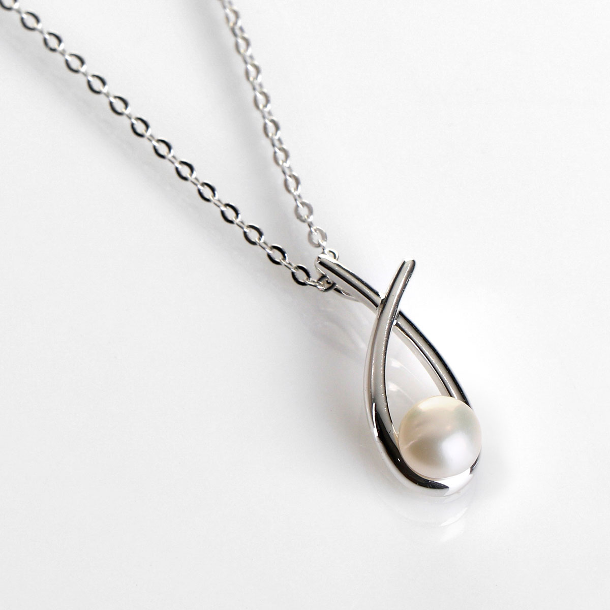 Equilibrium hot sale pearl necklace